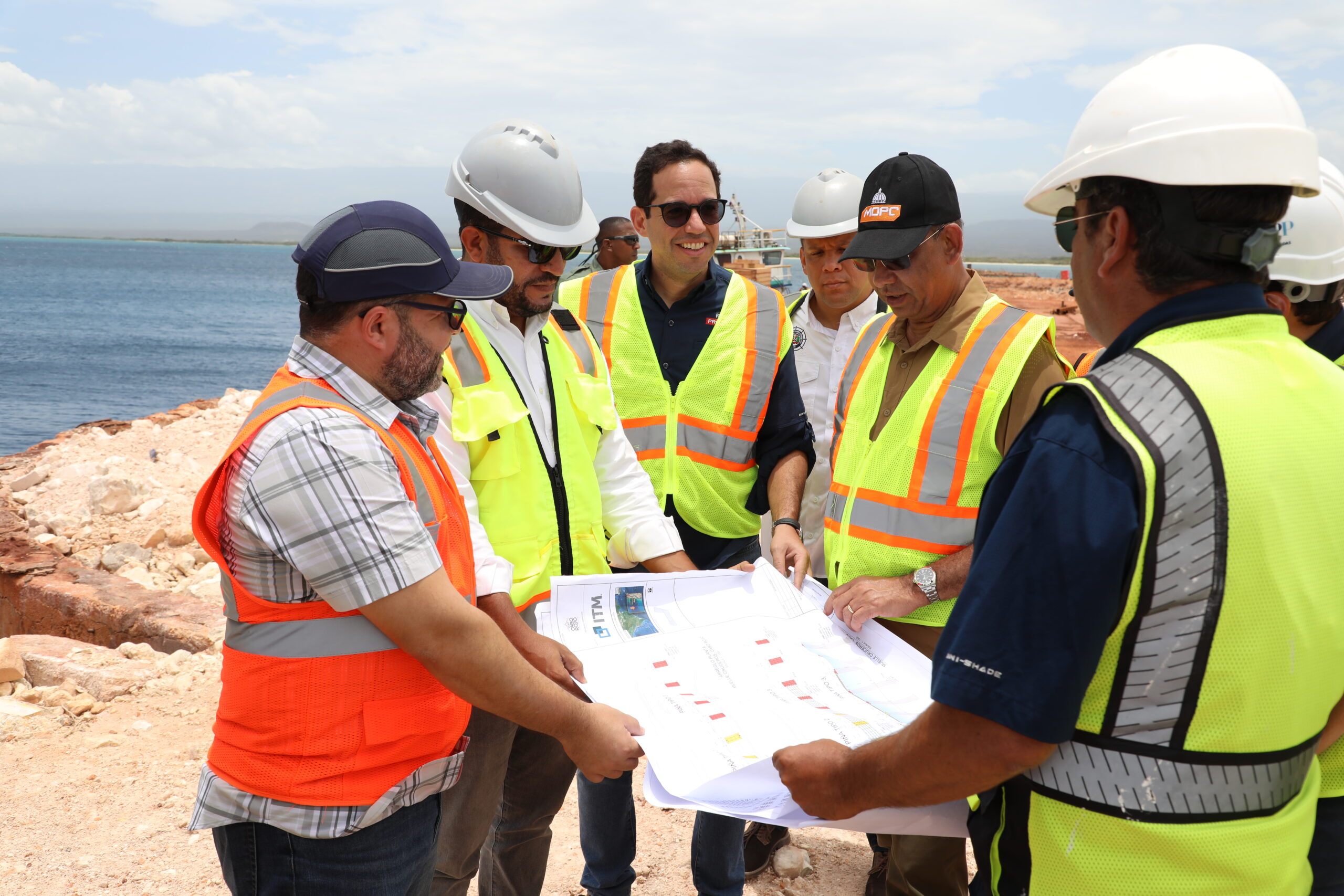 Ministro de Obras Públicas supervisa los avances en las obras viales del proyecto Cabo Rojo-Pedernales