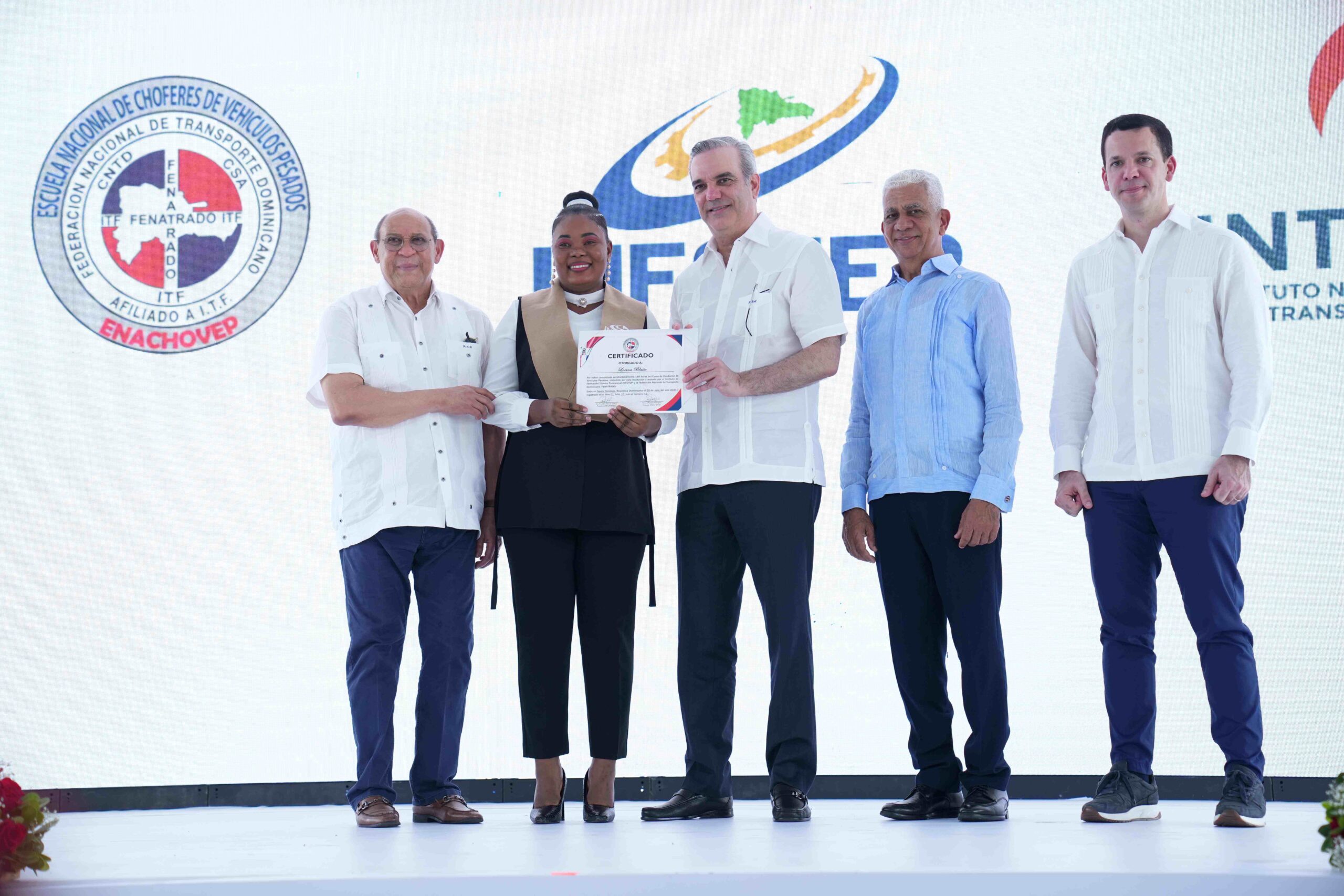 Presidente Abinader entrega certificados a 416 nuevos conductores vehículos pesados