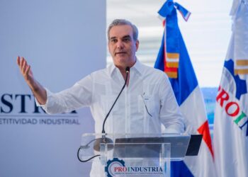 Presidente Abinader da primer palazo para construcción de muelle de cruceros en Barahona y aeropuerto en San Juan