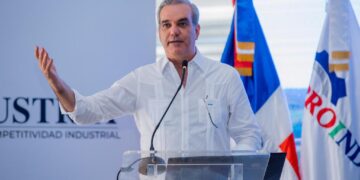 Presidente Abinader da primer palazo para construcción de muelle de cruceros en Barahona y aeropuerto en San Juan