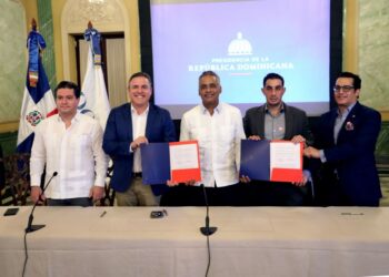 Gobierno oficializa el primer contrato de alianza público-privada para convertir el puerto Duarte de Samaná en terminal de cruceros