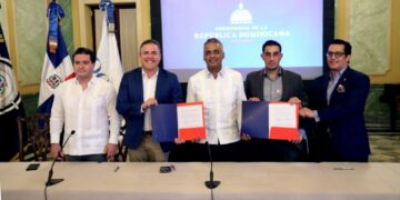 Gobierno oficializa el primer contrato de alianza público-privada para convertir el puerto Duarte de Samaná en terminal de cruceros