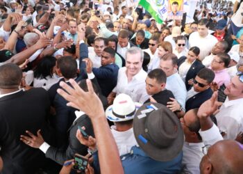 Luis Abinader a opositores: «Ustedes ni vuelven, ni van porque el cambio sigue»