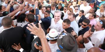 Luis Abinader a opositores: «Ustedes ni vuelven, ni van porque el cambio sigue»