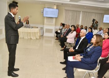 Senadores y colaboradores del Senado reciben la conferencia “Dengue: Inquietud Nacional”