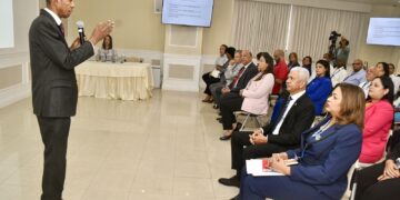 Senadores y colaboradores del Senado reciben la conferencia “Dengue: Inquietud Nacional”