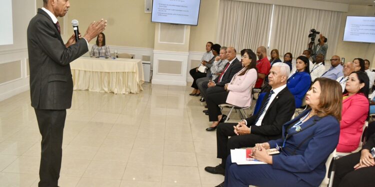 Senadores y colaboradores del Senado reciben la conferencia “Dengue: Inquietud Nacional”