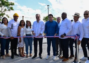 Presidente Abinader y ministro Turismo inauguran nuevo malecón en La Romana