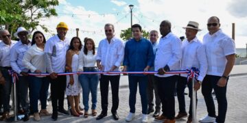 Presidente Abinader y ministro Turismo inauguran nuevo malecón en La Romana
