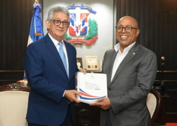 Alfredo Pacheco recibe proyecto de ley de Presupuesto General del Estado 2024