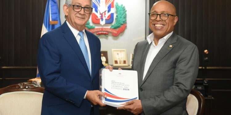 Alfredo Pacheco recibe proyecto de ley de Presupuesto General del Estado 2024