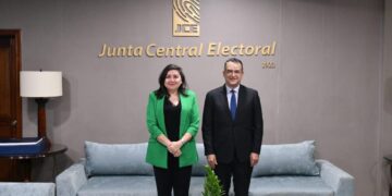 Presidente de la JCE recibe visita de la Encargada de Negocios de la Embajada de los EE. UU. en RD