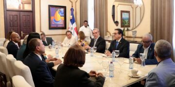 Presidente Abinader se reúne en el Palacio Nacional con comisión del Colegio Médico Dominicano