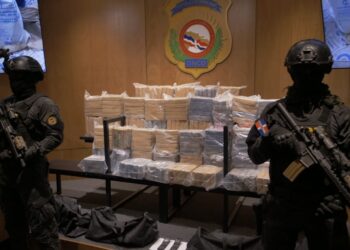 Frutan envió de 229 paquetes presumiblemente cocaína a PR arrestan uno y buscan otros