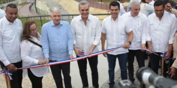 El presidente Luis Abinader y  Wellington Arnaud, director del INAPA, dejan inaugurada  segunda etapa del saneamiento de arroyo Gurabo en Santiago