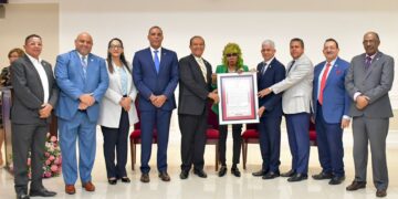 Senado reconoce a Fefita la Grande por su exitosa trayectoria y ser pionera en la música típica
