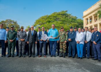 Gobierno entrega 47 camionetas a instituciones de rescate y seguridad
