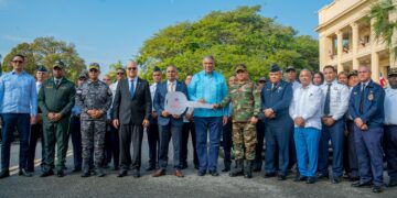 Gobierno entrega 47 camionetas a instituciones de rescate y seguridad