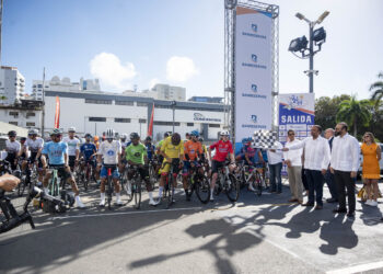 Samuel Pereyra da el banderazo de salida de la Vuelta Ciclística