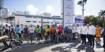 Samuel Pereyra da el banderazo de salida de la Vuelta Ciclística