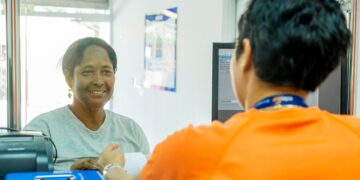 Edesur pone en funcionamiento puntos expresos inclusivos para atender clientes en Vicente Noble y Tamayo