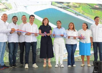 Vicepresidenta Raquel Peña y  Wellington Arnaud, director ejecutivo del INAPA, inauguran sistema de alcantarillado sanitario de Villa Riva, provincia Duarte
