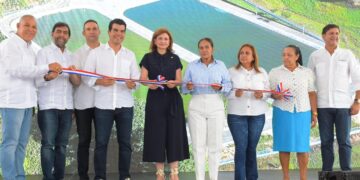 Vicepresidenta Raquel Peña y  Wellington Arnaud, director ejecutivo del INAPA, inauguran sistema de alcantarillado sanitario de Villa Riva, provincia Duarte