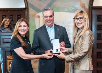 Entregan las primeras medallas de CEAPI al presidente Luis Abinader y al ministro Ito Bisonó
