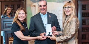 Entregan las primeras medallas de CEAPI al presidente Luis Abinader y al ministro Ito Bisonó