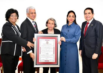 Senado reconoce a personalidades destacadas en el área de la medicina, educación y servicio comunitario