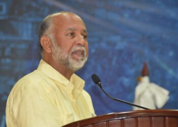 ADP realiza paro de maestros en demanda de aumento salarial