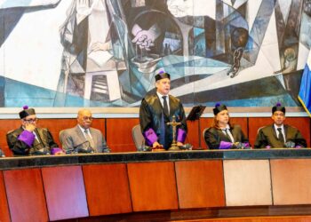 Juez presidente Henry Molina honra trayectoria de Ray Guevara y exhorta a los abogados defender los derechos de las personas