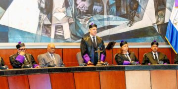 Juez presidente Henry Molina honra trayectoria de Ray Guevara y exhorta a los abogados defender los derechos de las personas