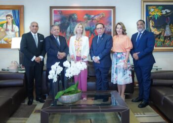 Valdez Albizu recibe a María Valldecabres de la Fábrica Nacional de Moneda y Timbre de España
