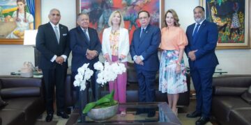 Valdez Albizu recibe a María Valldecabres de la Fábrica Nacional de Moneda y Timbre de España