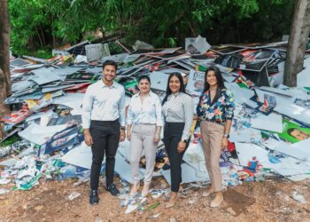 Alcaldía del DN dona afiches políticos retirados a fundación Botellas de Amor