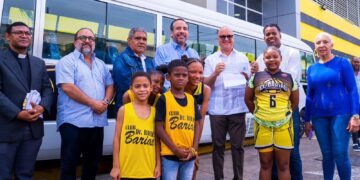 Ministro Igor Rodríguez entrega moderno autobús al Club Rafael Barias en Villa Consuelo
