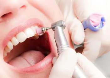 Instan a cuidar las encías para prevenir la pérdida de dientes y otros riesgos para la salud
