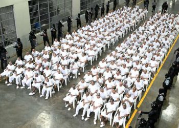 Pandilleros escuchan el relato de sus crímenes en megacárcel de El Salvador
