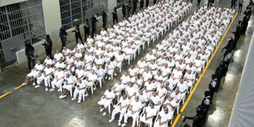 Pandilleros escuchan el relato de sus crímenes en megacárcel de El Salvador