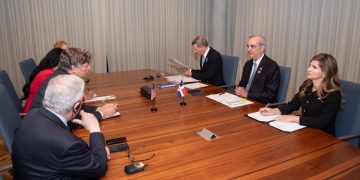 Presidente Abinader sostiene reuniones con Isaac Herzog y Christopher Landau durante la toma de posesión de Laura Fernández en Costa Rica