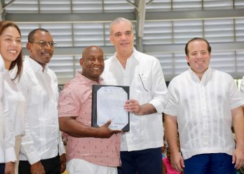 Presidente Abinader entrega 1,500 títulos de propiedad en Nuevo Domingo Savio y eleva a 3,500 los certificados otorgados