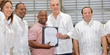 Presidente Abinader entrega 1,500 títulos de propiedad en Nuevo Domingo Savio y eleva a 3,500 los certificados otorgados