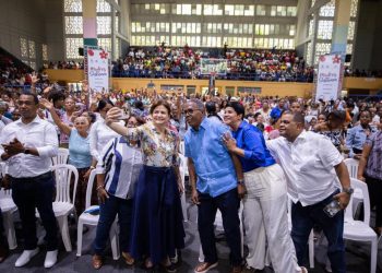 Vicepresidenta Raquel Peña comparte con miles de madres en Barahona durante jornada “Madres que Sostienen”