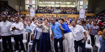 Vicepresidenta Raquel Peña comparte con miles de madres en Barahona durante jornada “Madres que Sostienen”
