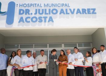 Vicepresidenta Raquel Peña y director del SNS entregan renovado hospital municipal de Castañuelas