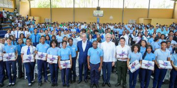 Presidente Abinader insta a estudiantes a prepararse en inglés, inteligencia artificial, ciberseguridad, ingeniería y carreras técnicas de alta demanda; afirma que son las profesiones del futuro