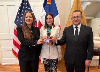 JCE entrega primera nueva cédula en el exterior a embajadora de RD ante EE. UU.