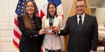 JCE entrega primera nueva cédula en el exterior a embajadora de RD ante EE. UU.