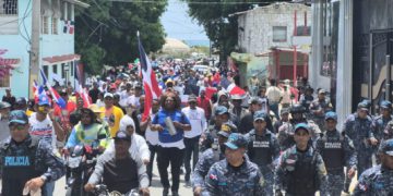 Miles de personas marchan en Barahona en defensa del medioambiente y por obras para el suroeste